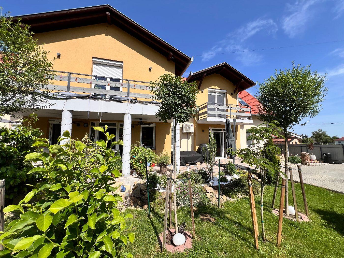 Modernes Doppelhaus mit Pool — 20 km zum Balaton — Hauptansicht